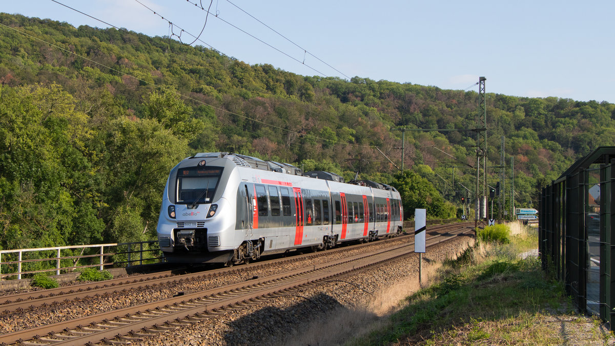 17. Juli 2019 in Bad Kösen: 9442 106 ist mit dem RE 17 nach Naumburg unterwegs. Sonderlich schön sind sie ja nicht unbedingt, aber immerhin können sie große Fenster vorweisen und Sitze an der richtigen Stelle. ;) 