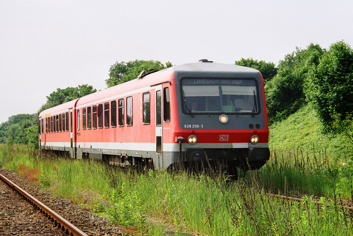 17. Juni 2005, Tw 628 250 verlässt den (insektenfreundlichen) Bahnhof Laufen in Richtung Landshut. 