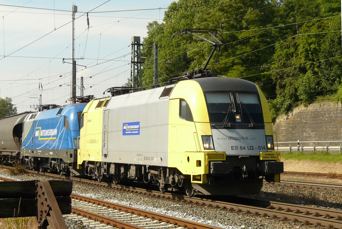 17. Juni 2008, Bahnhof Kronach, am Stellwerk Süd: Ein Güterzug in Richtung Saalfeld wird von der Siemens-Dispolok ES 64 02-014 (182 514) und der in Diensten der Mittelweserbahn stehenden 1116 912 gezogen.