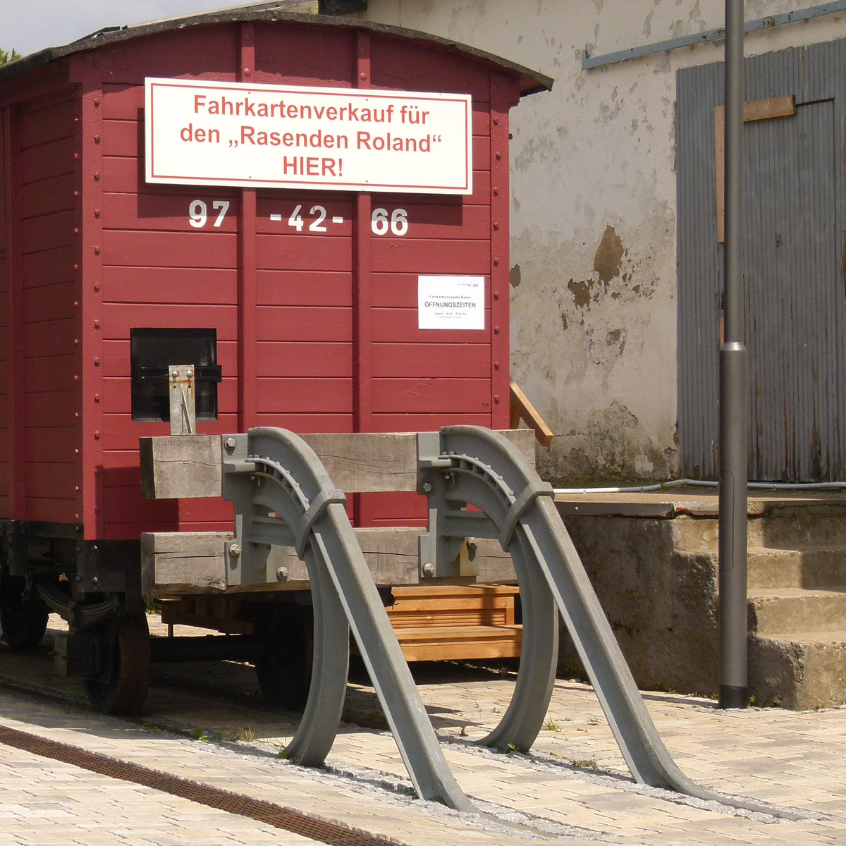 17. Juni 2011, Im Bahnhof Baabe auf der Insel Rügen werden in diesem Güterwagen Fahrkarten verkauft. Die Gestaltung der zum Prellbock geformten Schienenstücke oblag wohl einem ausgesprochen kreativen und handwerklich versierten Geist.