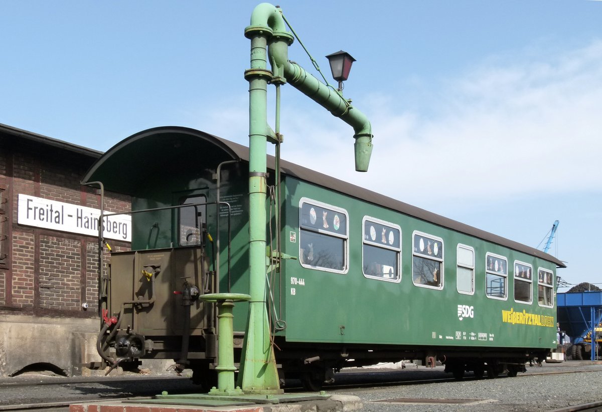 17. März 2015, auf dem Schmalspurbahnhof Freital-Hainsberg steht dieser Wasserkran. Der Personenwagen 2. Klasse bildet die Deko dazu.