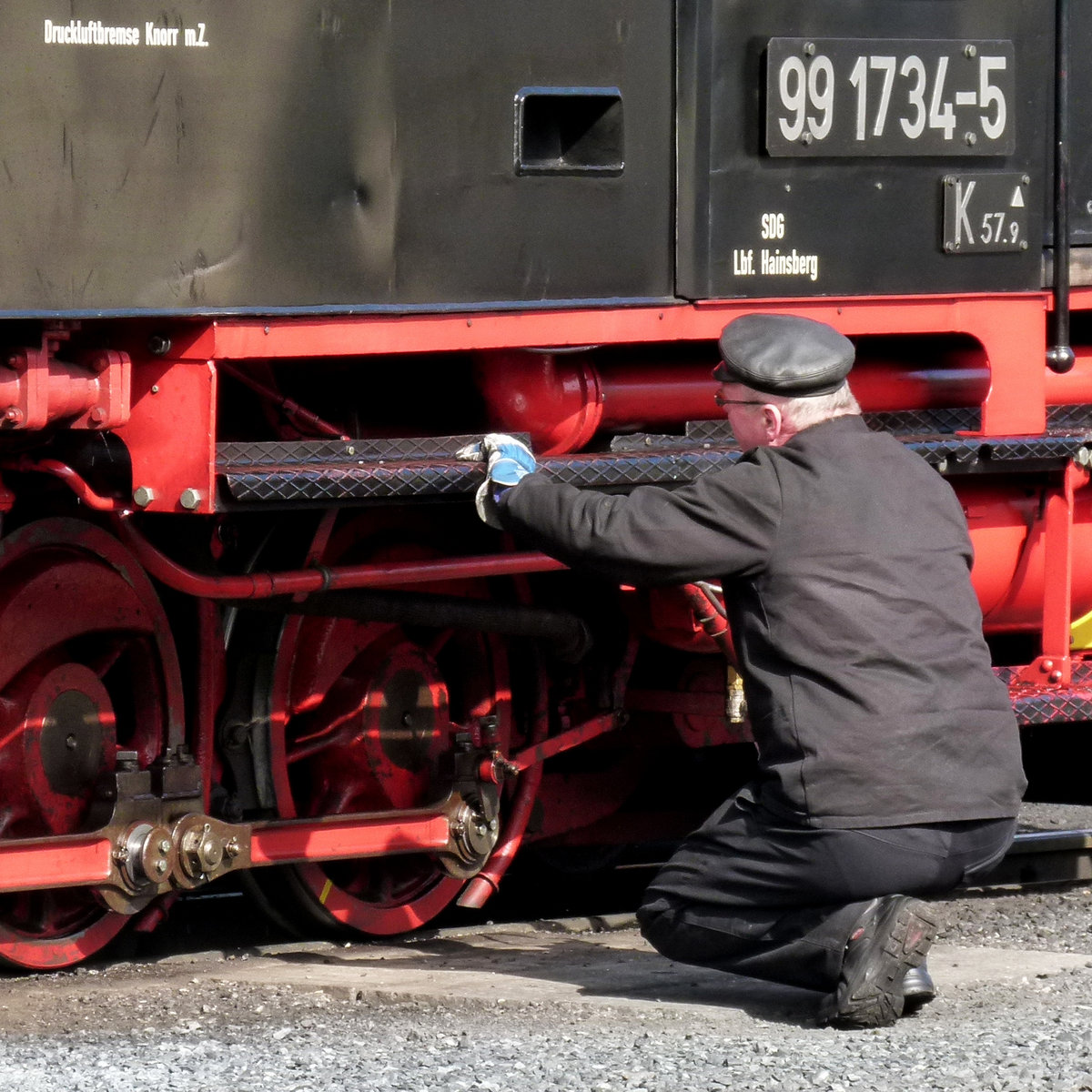 17. März 2015, im Schmalspurbahnhof Freital-Hainsberg wird Lok 99 1734 vor der Fahrt nach  Dipps  kontrolliert.