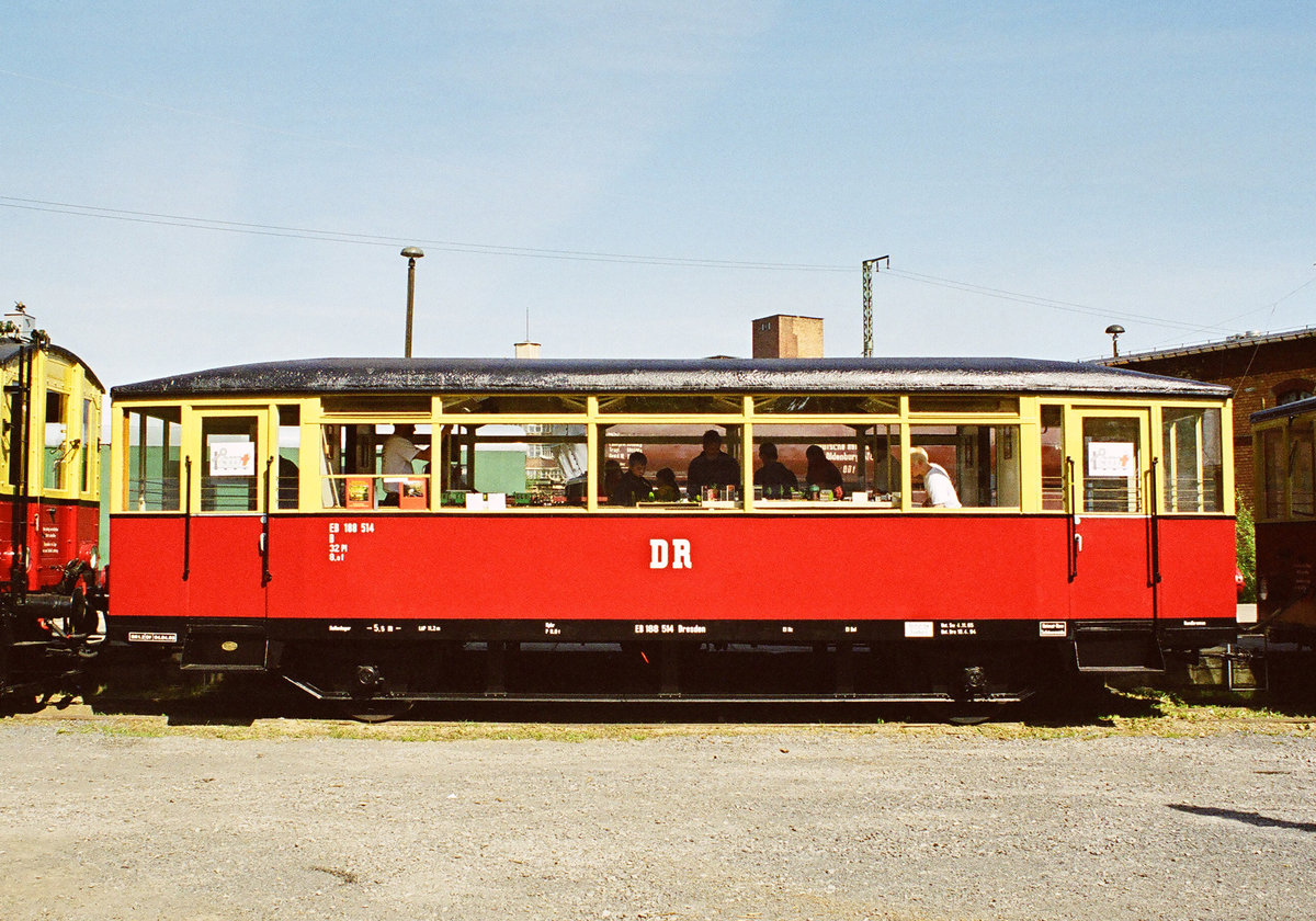 17. Mai 2003, beim Dresdener Dampflokfest wurden auch die im Depot des Verkehrsmuseums Dresden hinterstellten Fahrzeuge der ehemaligen Schleiz-Saalburger Bahn gezeigt. Hier der Beiwagen 188 514.