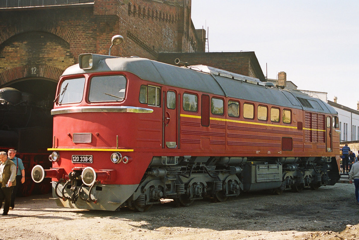 17. Mai 2003, Dampflokfest in Dresden. Die DR-Diesellok 120 338 wollte auch dabei sein.