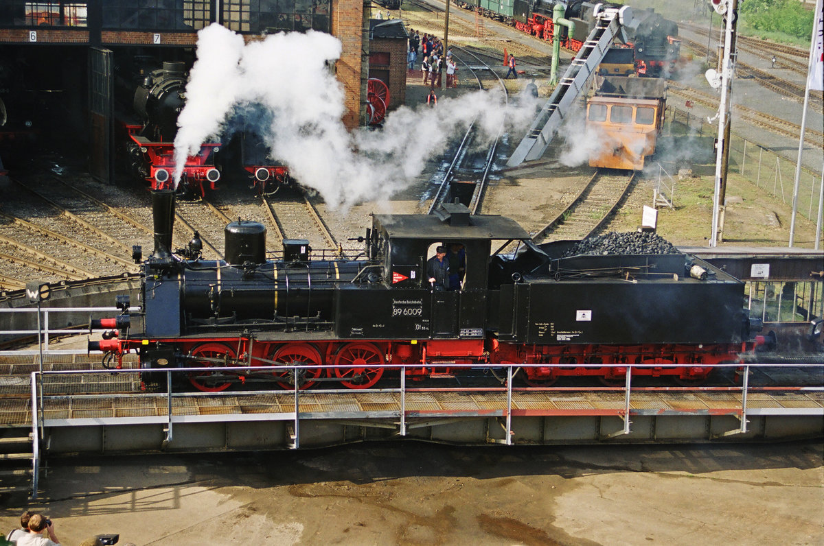 17. Mai 2003, Dresden, Dampflokfest, Lok DR 89 6009 präsentiert sich auf der Drehscheibe. 