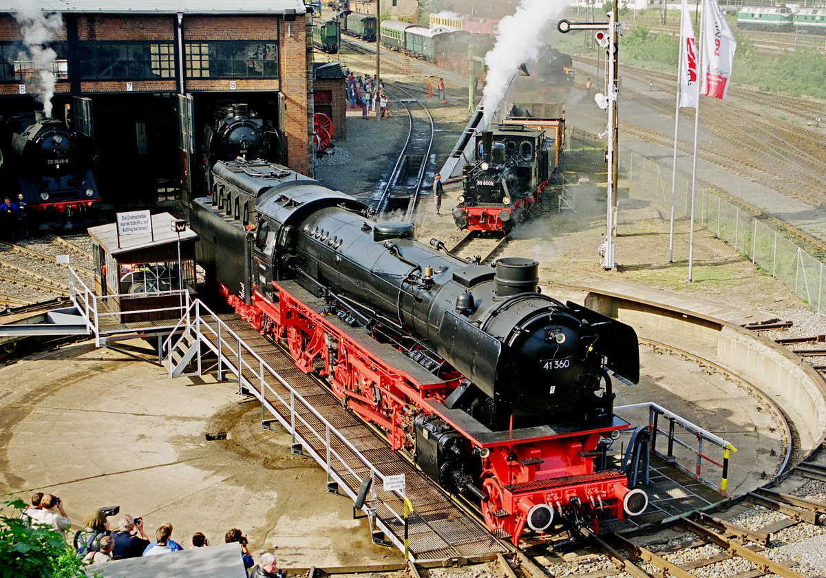 17. Mai 2003, Dresdner Dampflokfest, von der Nossener Brücke sehe ich, wie sich Lok DR 41 360 auf der Scheibe präsentiert. Dahinter stehen 89 6009 und 50 3648.