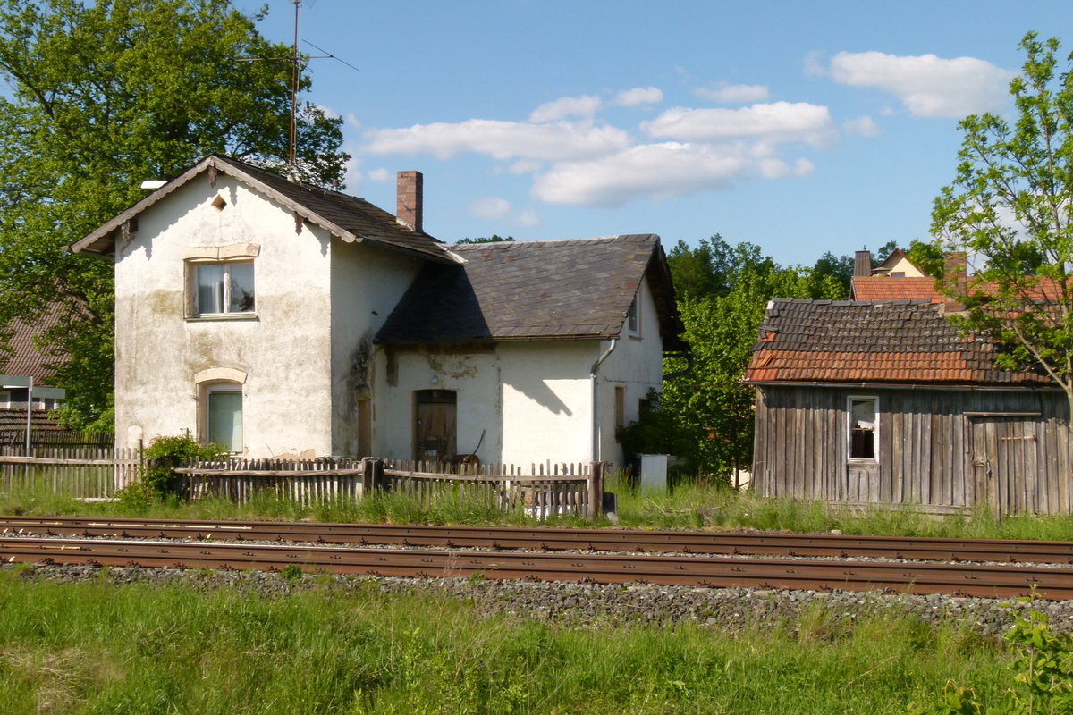 17. Mai 2012, kein Bahnhof, aber das fast im Original erhaltene Wärterhaus eines Schrankenpostens in Neuses am Main.