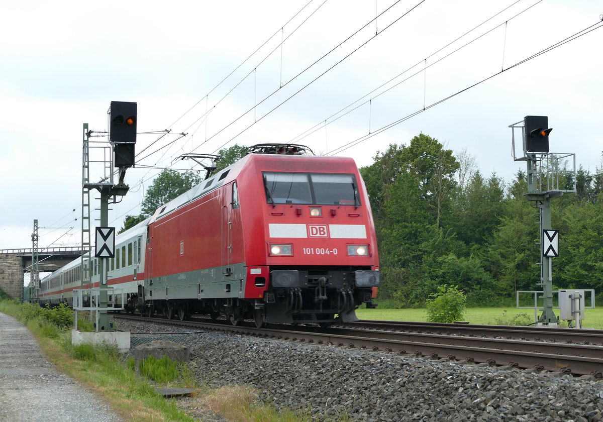 17. Mai 2018, IC 2063 von Karlsruhe nach Leipzig, geführt von 101 004, fährt bei Johannisthal in Richtung Saalfeld.