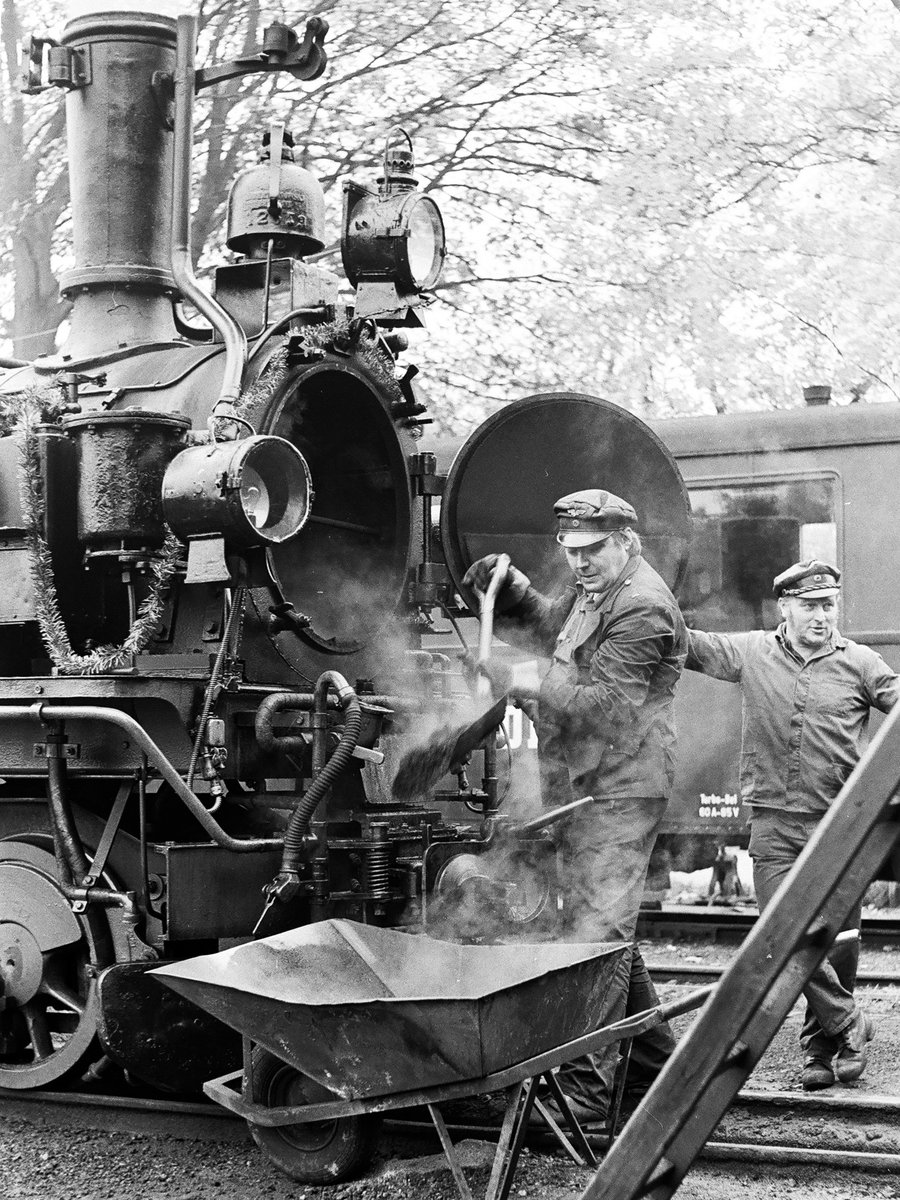 17. Oktober 1981, zum Jubiläum „100 Jahre Sächsische Schmalspurbahnen“ fand im Gelände des Bahnhofs Radeburg ein Fest statt. Für die Personale der beteiligten Lokomotiven gab es jedoch die gleichen Arbeiten wie an jedem anderen Tag. Lok 132 der K.Sä.Sts.E.B. wird entschlackt.