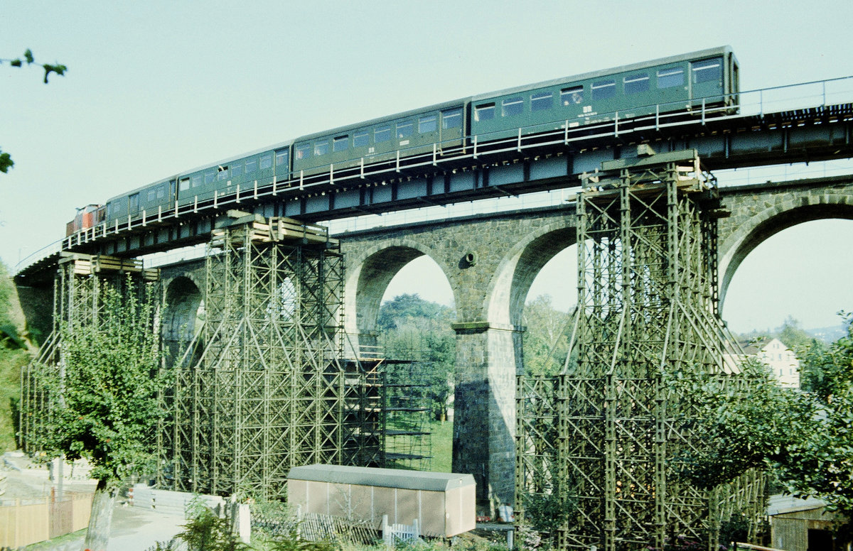 17. Oktober 1984: Der Sebnitzer Eisenbahnviadukt wird generalsaniert. Die Pfeiler werden weiterhin genutzt, die Bögen jedoch abgetragen und durch aufgelegte Längsträger ersetzt. Während der Bauphase rollte der Verkehr über eine von NVA-Pioniereinheiten errichtete Behelfsbrücke.