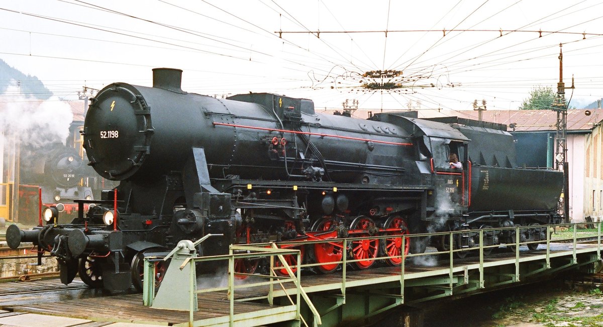 17. September 1994, Österreich,	Bischofshofen, Loktreffen der ÖBB, die ehemalige DR-Lok 52 1198 präsentiert sich auf der Drehscheibe