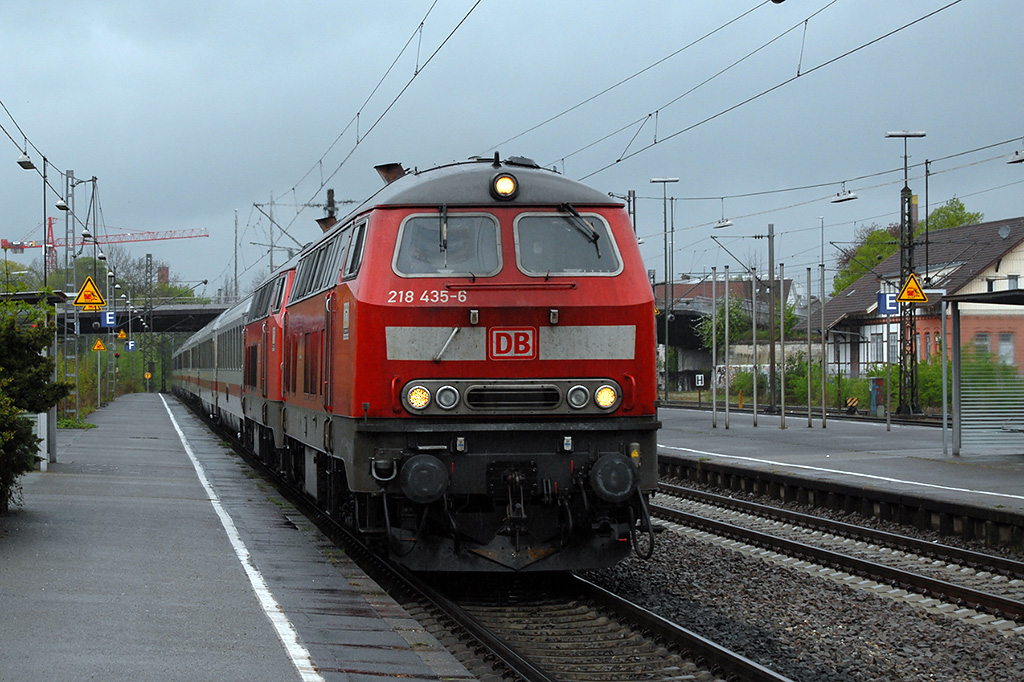 17.04.2017 Bei Sauwetter ist es am Bahnhof noch am erträglichsten ... 218 435-6