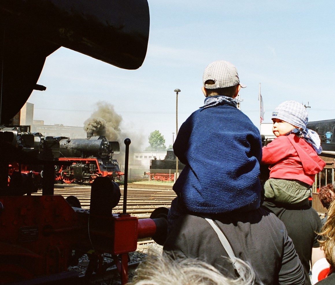 17.05.2003, Dresden, Dampflokfest, Erkennt sich hier ein bahnbilder-Fotograf wieder? 