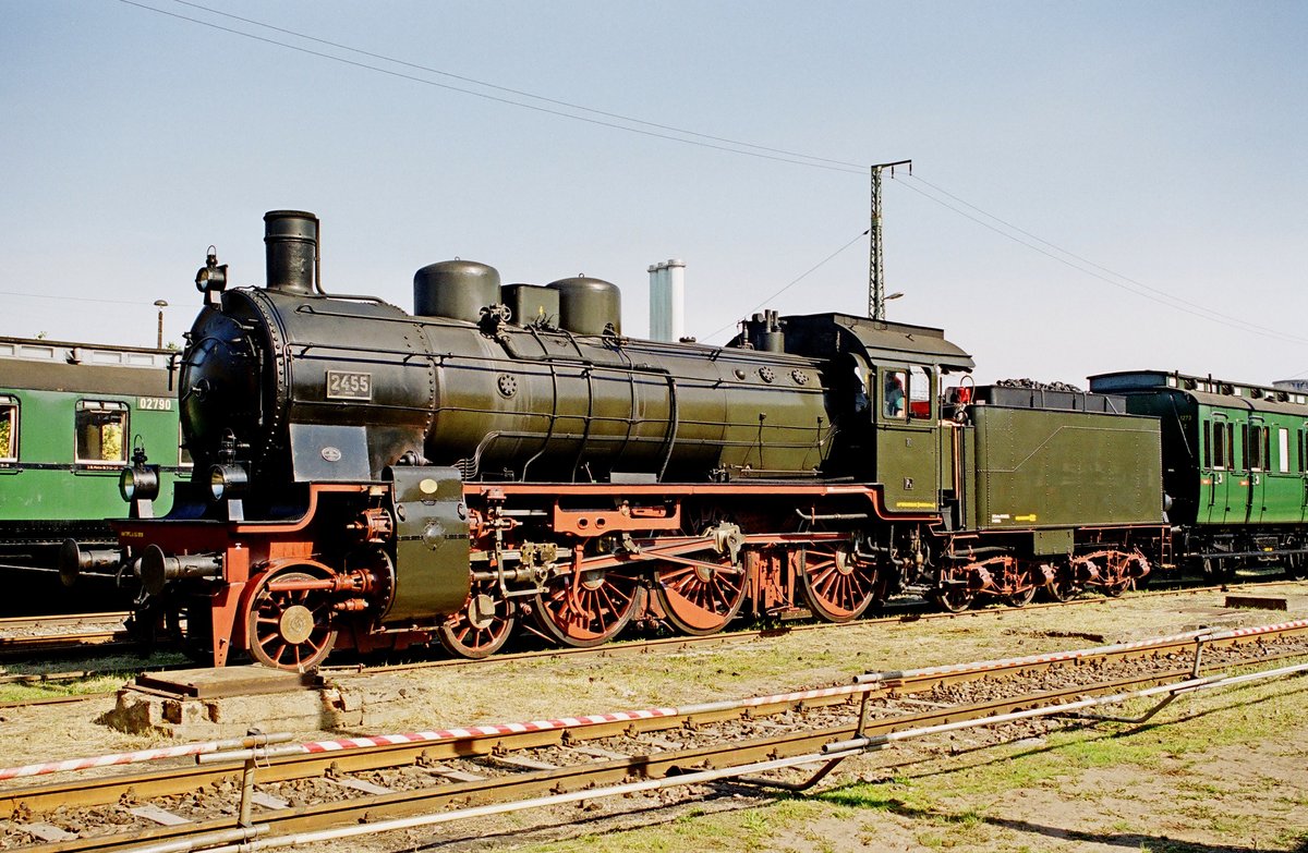 17.05.2003, Dresden, Dampflokfest, preußische Lok P8 „Posen 2455“. 1919 von Linke Hofmann Breslau erbaut, 1926 an die Rumänische Eisenbahn CFR verkauft.  Restauration  in Cluj, 8. Mai 2002 zugelassen. Privateigentum Manuel Jußen.