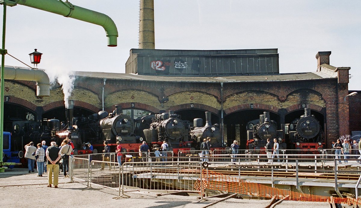 17.05.2003, Dresden, Dampflokfest, der Schuppen des Verkehrsmuseums Dresden, von links nach rechts die Lokomotiven DR 89 6009, DR 78 009, DR 80 023, DR 55 669, DR 92 503, DR 93 230