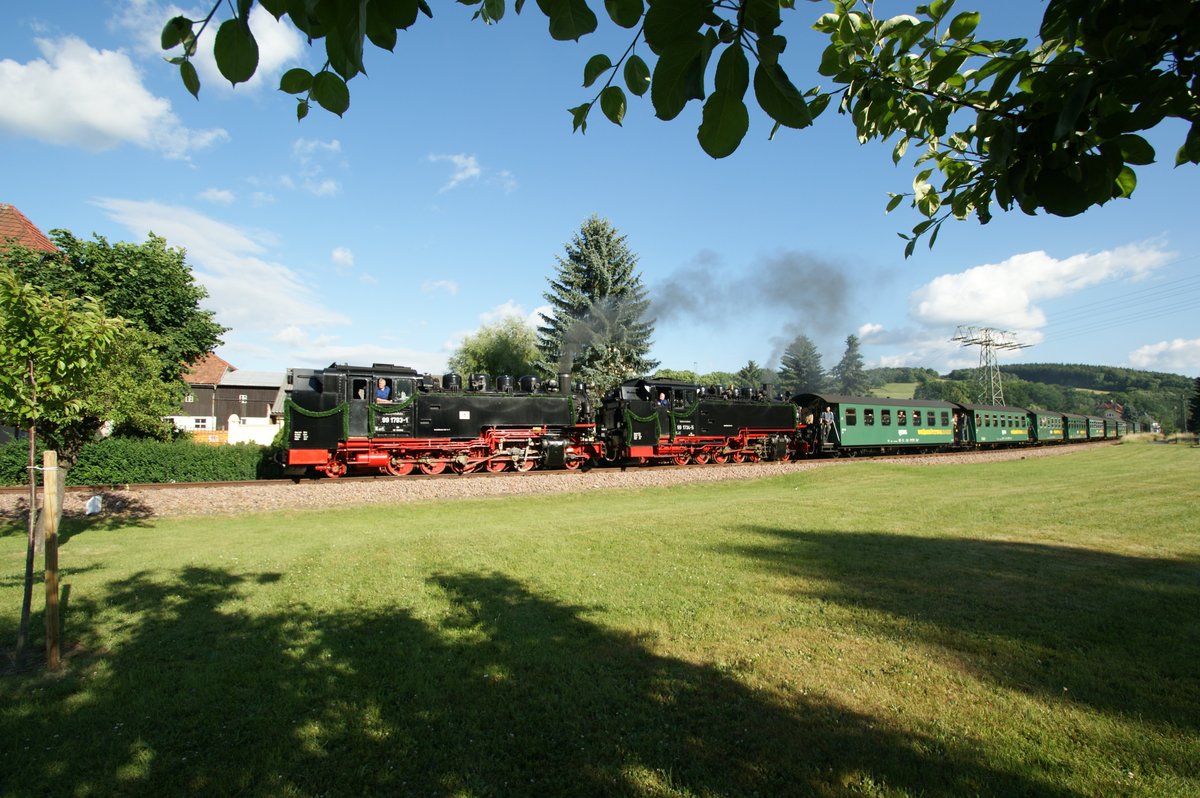 17.06.2017 - Eröffnung der Weißeritztalbahn auf dem oberen Streckenabschnitt zwischen Dippoldiswalde und dem Kurort Kipsdorf. Hier rollt der letzte Zug des Tages durch Ulberndorf in Richtung Freital. Vorspann 99 1793-1, Zuglok 99 1734-5