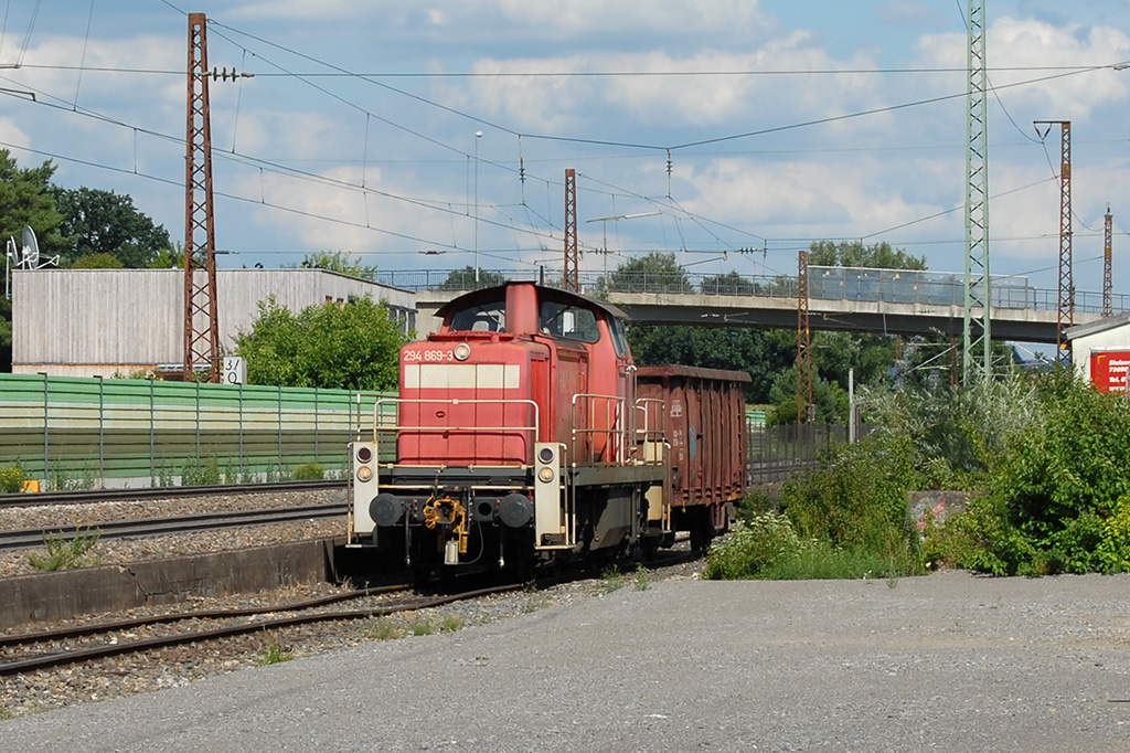 17.07.2017 Uhingen Bahnhof, abgestellte 294 869-3 - man beachte die Gleise vor der Lok