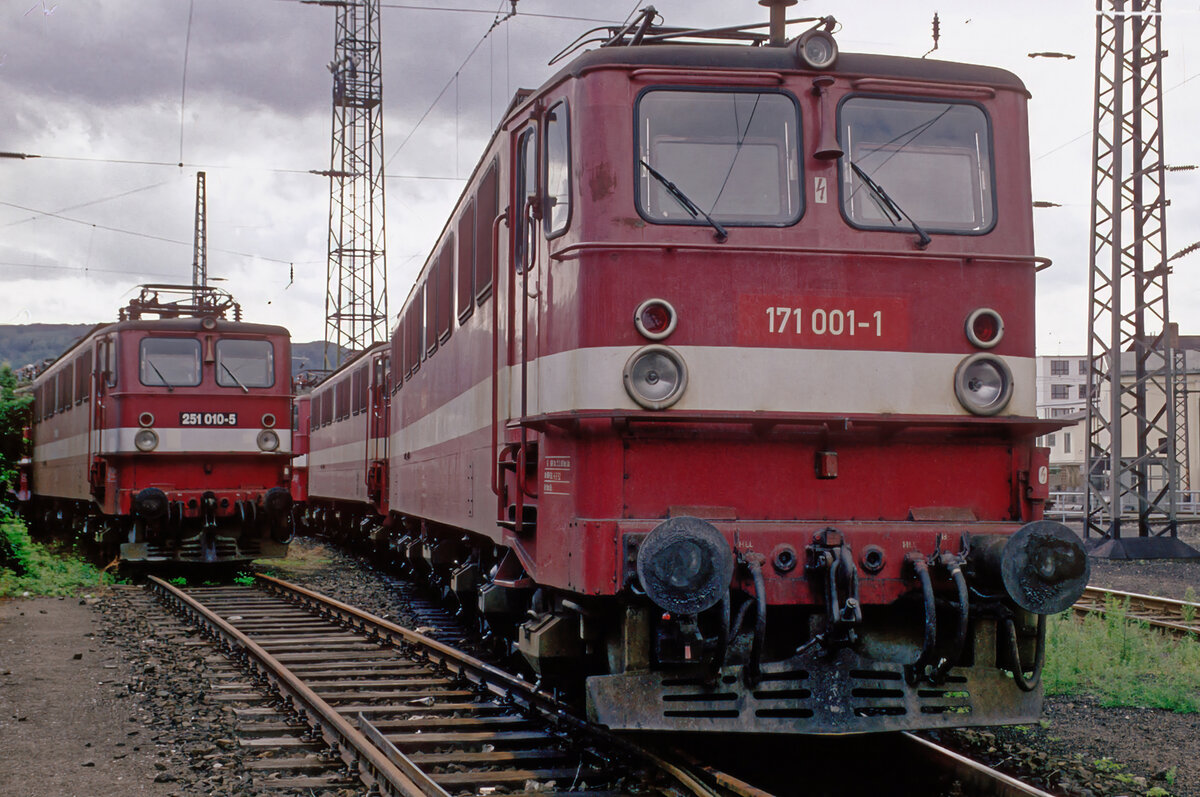 171 001, bereits mit der DB-Nummer, am 15.08.1992 im Bw. Blankenburg/Harz der Rübelandbahn. Dahinter steht noch mit ihrer DR-Nummer die 251 010.