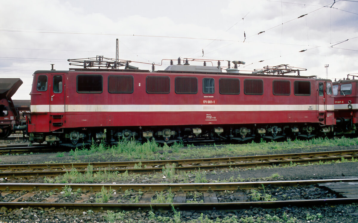 171 001 der Rübelandbahn am 15.08.1992 im Bw. Blankenburg/Harz.