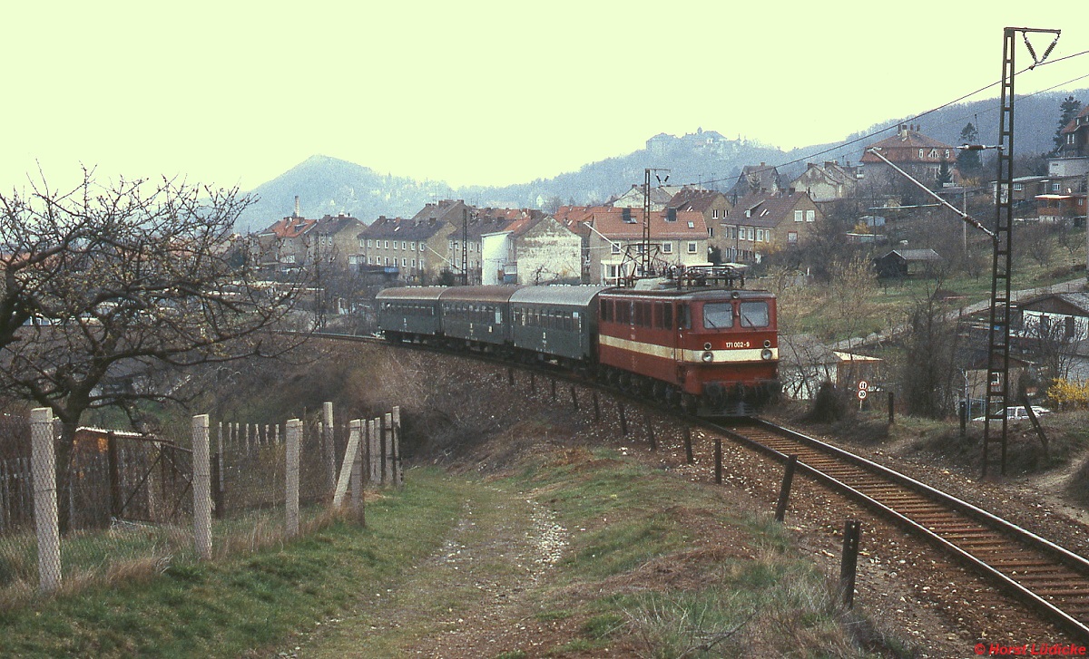 171 002-9 der Rübelandbahn ist im April 1994 bei Blankenburg mit einem Personenzug nach Königshütte unterwegs. Wegen des starken Güterverkehrsaufkommes wurde die Strecke in den 1960er Jahren mit 25 kV/50 Hz elektrifiziert. Die letzten 171 quittierten 2004 den Dienst.
