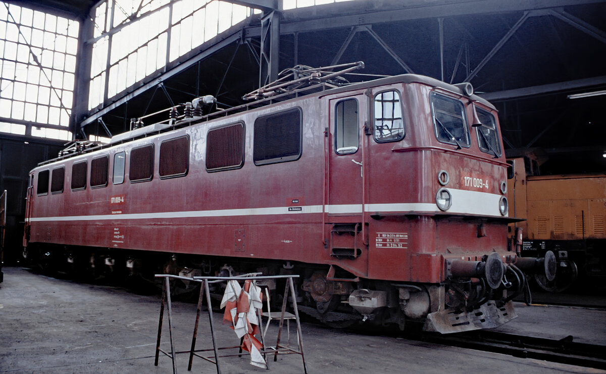 171 009 am 15.08.1992 im Lokschuppen des Bw. Blankenburg.
