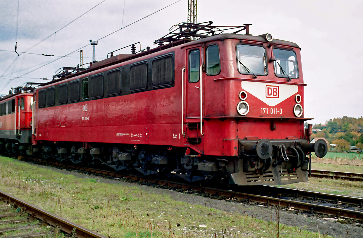171 011 am 03.11.2001 im Bw. Blankenburg.