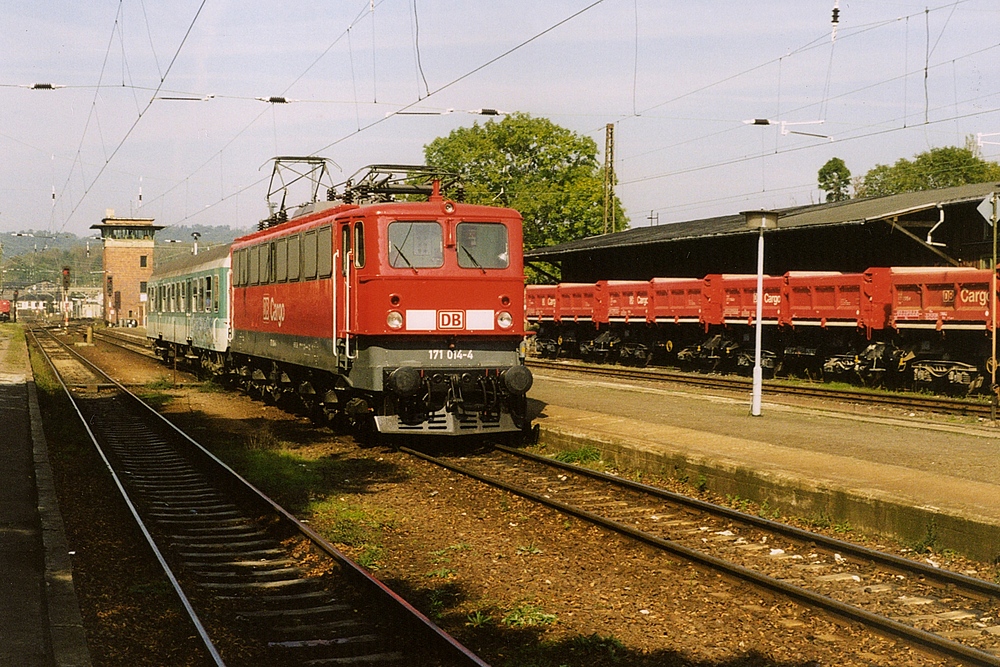 171 014 fährt am 24.09.1998 mit RB 15913 aus Elbingerode in Blankenburg (Harz) ein.