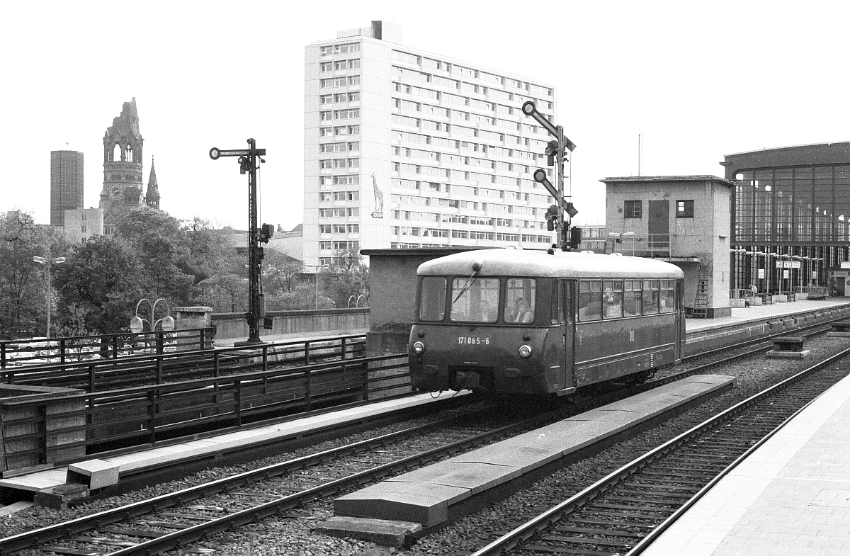 171 065 als  Dienstpendelzug  Grunewald - Friedrichstrasse am 3.5.1988 in Berlin-Zoo.