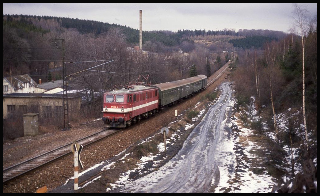 171002 geht hier am 18.2.1993 um 12.49 Uhr mit dem P 8682 nach Königshütte in die Steigung bei Braunesumpf.