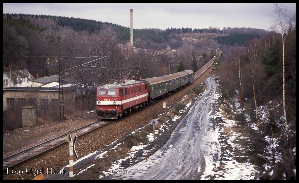 171002 mit P 8682 auf der Rübelandbahn in der Steigung bei Braune Sumpf am 18.2.1993 um 12.49 Uhr auf dem Weg nach Königshütte.