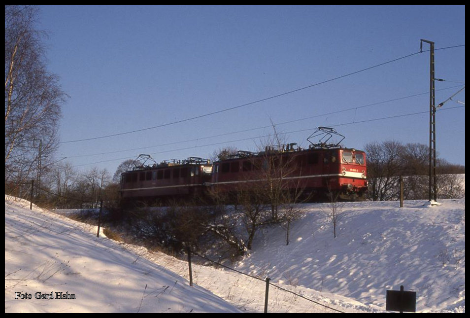 171005 ist bei Neuwerk mit einer mir unbekannten Schwesterlok am 3.2.1993 in Richtung Blankenburg unterwegs. 