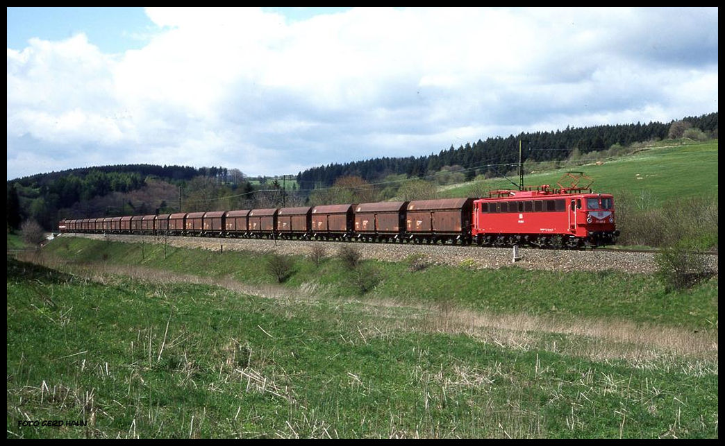 171005 war am 10.05.1997 um 13.48 Uhr mit einem schweren Kalkzug kurz vor Hüttenrode auf der Rübelandbahn unterwegs. Am Ende schiebt 171002 nach.