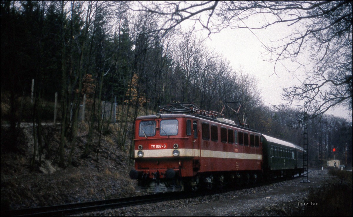 171007 am 21.3.1992 um 15.25 Uhr mit dem ? 16485 nach Blankenburg bei Hüttenrode auf der Rübelandbahn.