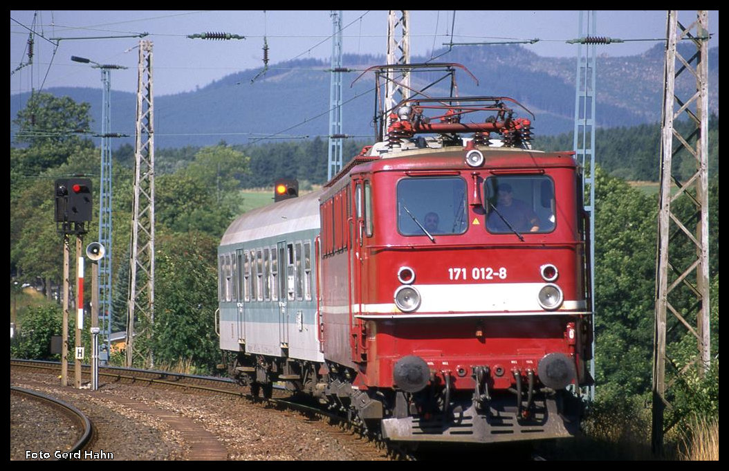 171012 fährt am 20.8.1996 um 10.35 Uhr auf der Rübelandbahn mit dem RB aus Königshütte in Elbingerode ein. 