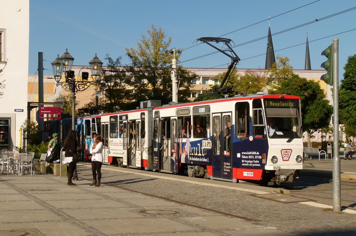 17.10.2011: Straßenbahn in Zwickau. Der  alte  Tatra verrichtet zuverlässig seinen Dienst.