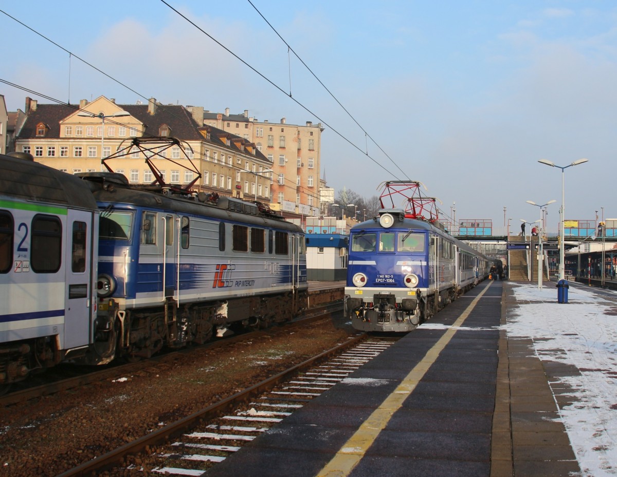 17.1.16 Stettin Hbf. EP 07-1061 (140 159) passiert EP 07-1064 (140 162)