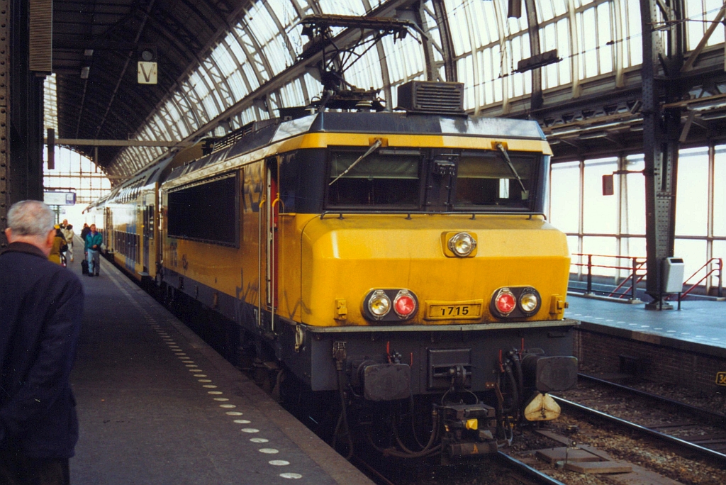 1715 am 02.März 2002 in der Amsterdam Centraal Station. (Fotoscan)
