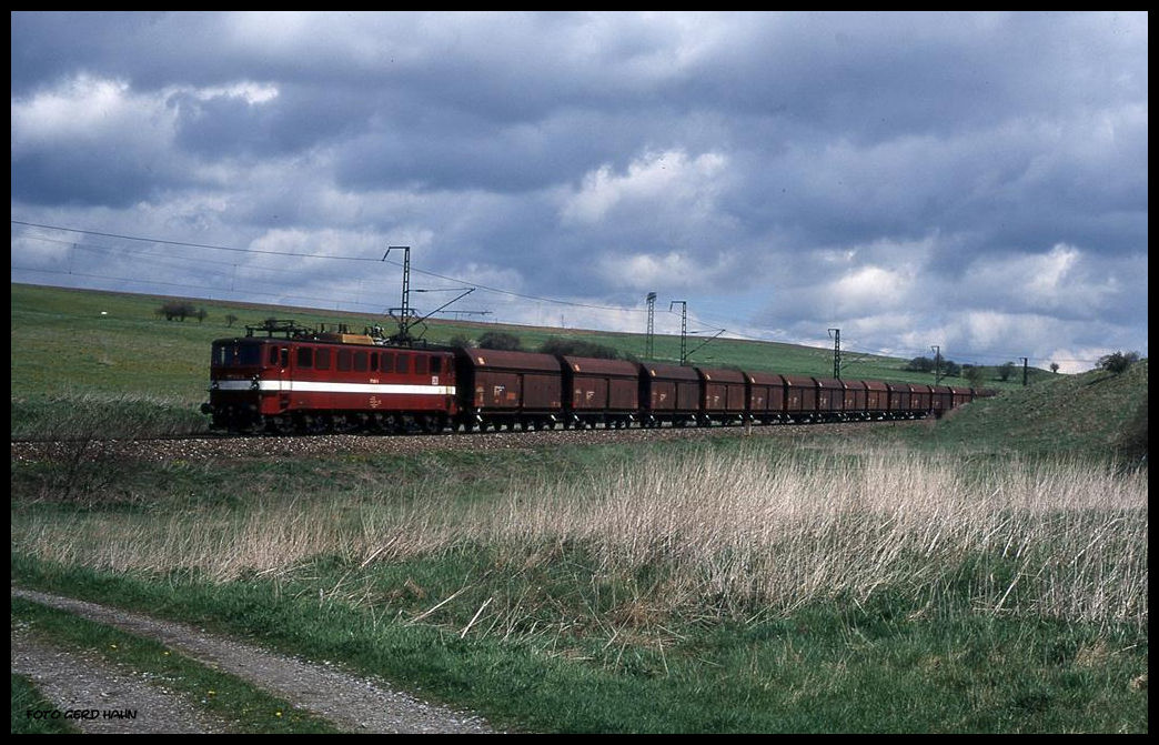 171992 schob am 10.5.1997 um 13.48 Uhr einen langen Zug auf der Rübelandbahn bei Hüttenrode in Richtung Blankenburg nach.