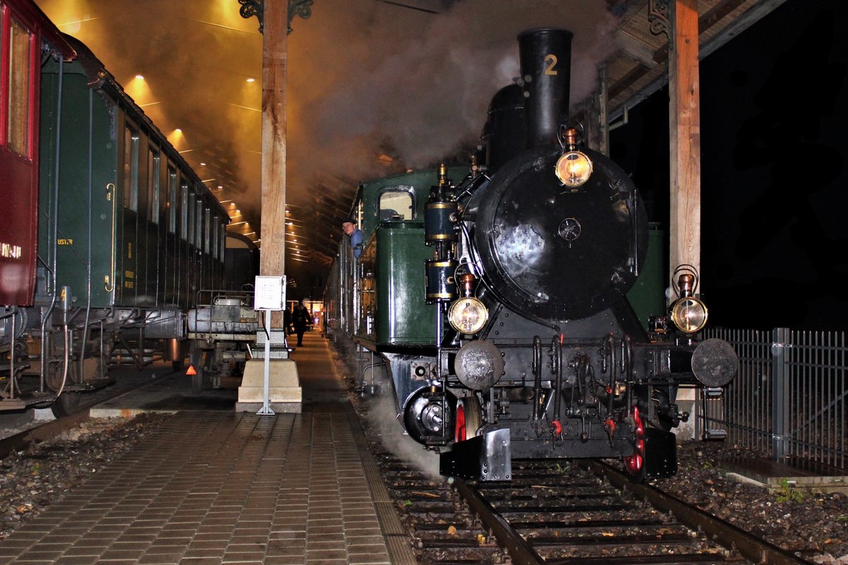 «Spinnen im Neuthal»: DVZO Ed 3/4 Nr. 2 «Hinwil» wartet am späten Abend auf die Abfahrt nach Bäretswil in der historischem Bahnhofshalle im Bahnhof Bauma. Samstag, 16. September 2017