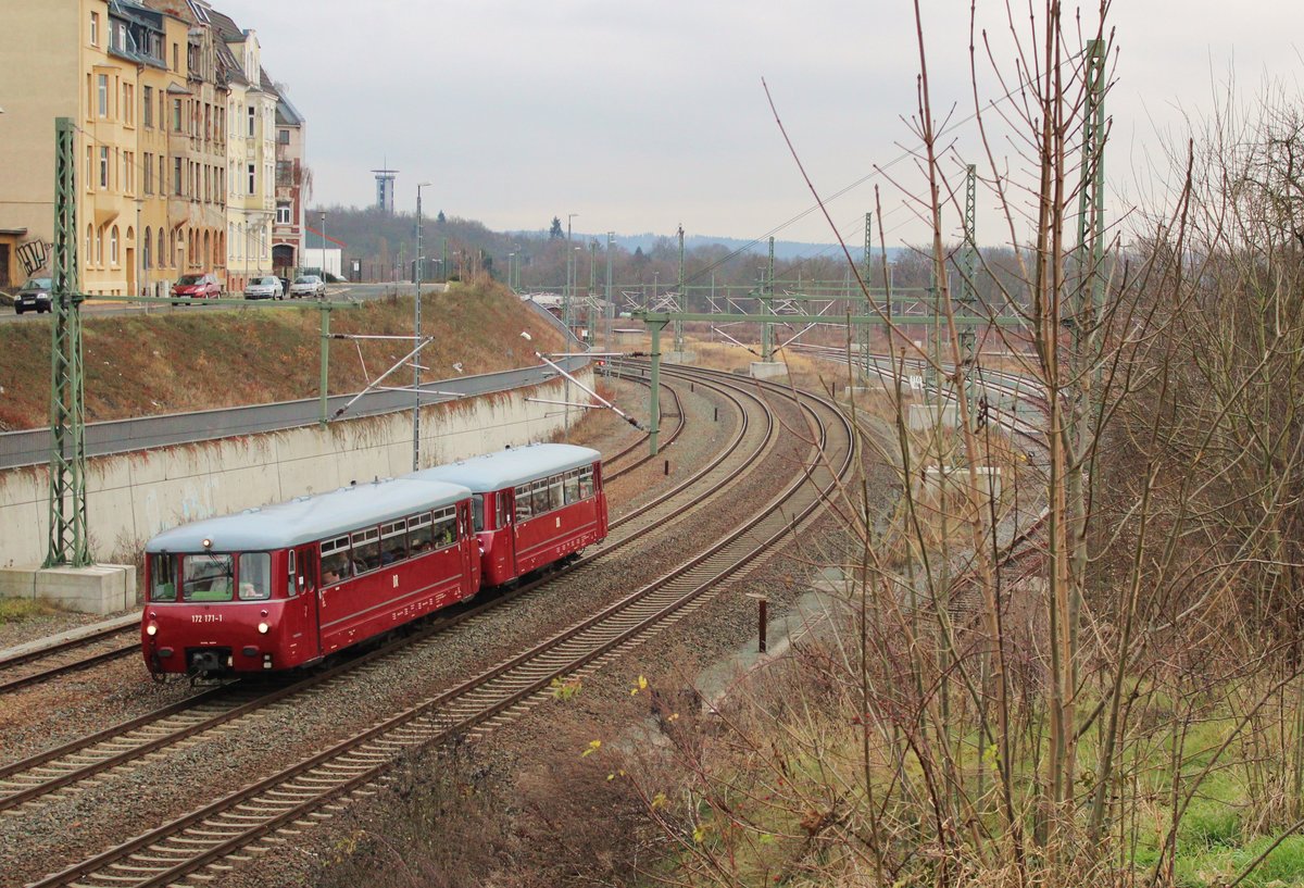 172 171-1 und 172 132-3 zu sehen am 09.12.16 in der Ausfahrt Plauen/V. oberer Bahnhof. Die Fahrt ging Von Plauen/V oberer Bahnhof über Hof nach Aš.
Die Rückfahrt ging dann über Adorf nach Plauen/V. oberer Bahnhof,ehe die Ferkel leer zurück nach Chemnitz fuhren. 