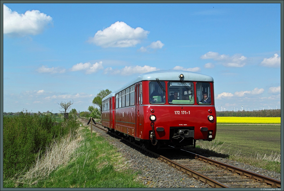 172 171-1 durchquert am 02.05.2015 südlich von Egeln als P 8507 nach Schneidlingen die Felder der Magdeburger Börde. 