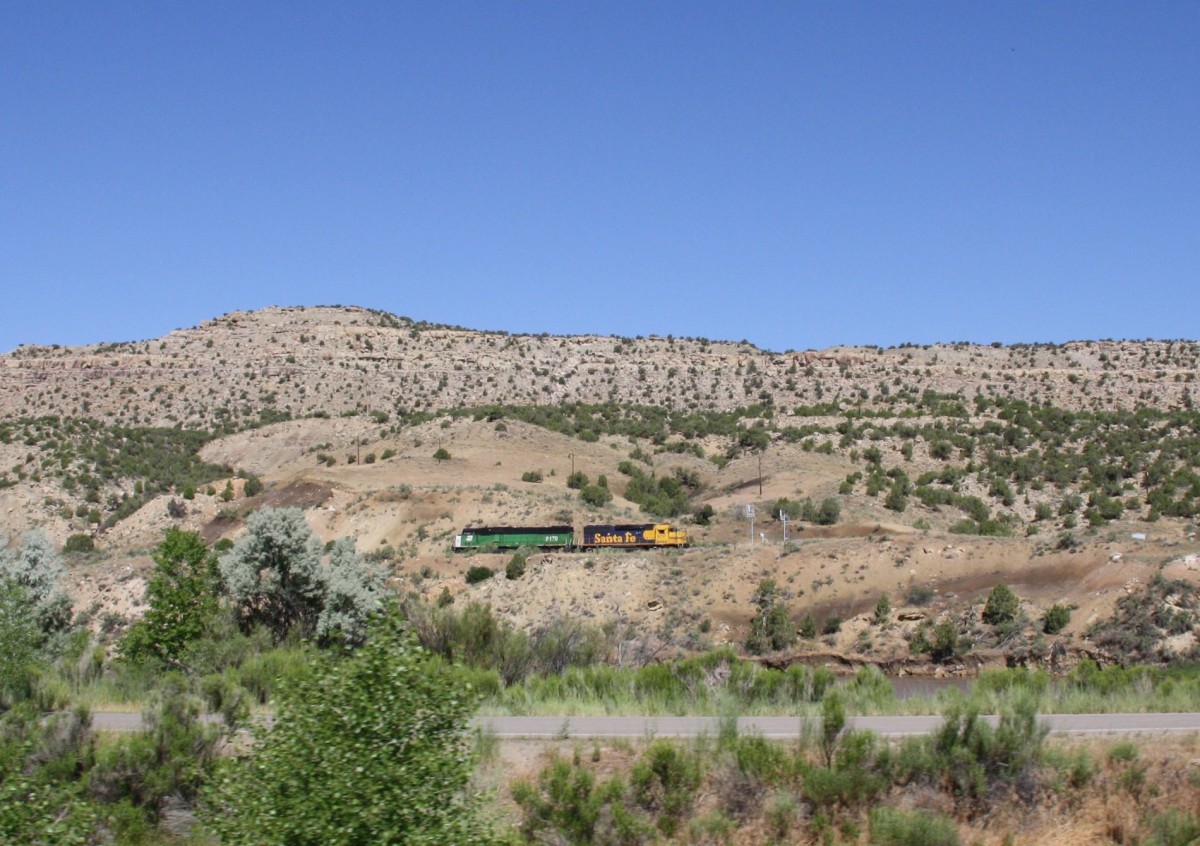 1.7.2011 bei Glenwood Springs, CO. BN 8179 + Santa Fe / BNSF 8717 (GP60) leer.