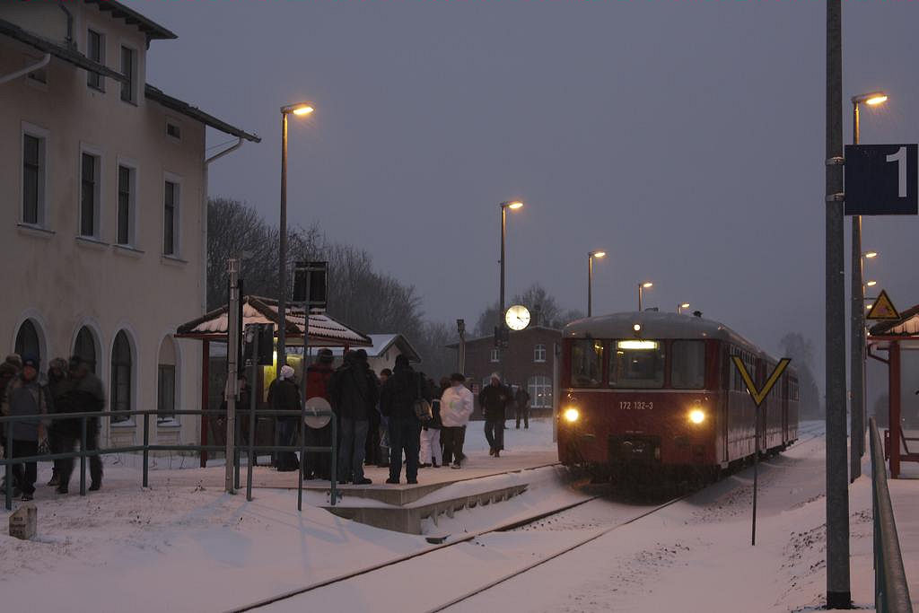 172132-3 war einer der Motorwagen, der am 7.12.2013 bei der traditionellen Licht`lfahrt im Erzgebirge eingesetzt wurde. Der Zug war eine dreiteilige Einheit
der Traditionsgemeinschaft Ferkeltaxe e. V., die diese Tagesfahrt veranstaltete.
Auf dem Foto wurde die Szene festgehalten, als der Zug bei anbrechender Dunkelheit
den Bahnhof Olbernhau erreicht hatte. Im Zug wurden wir übrigens hervorragend durch das Ferkeltaxi Team versorgt! Die Fahrt war super organisiert. Allen Aktiven
an dieser Stelle ein persönlicher Dank!