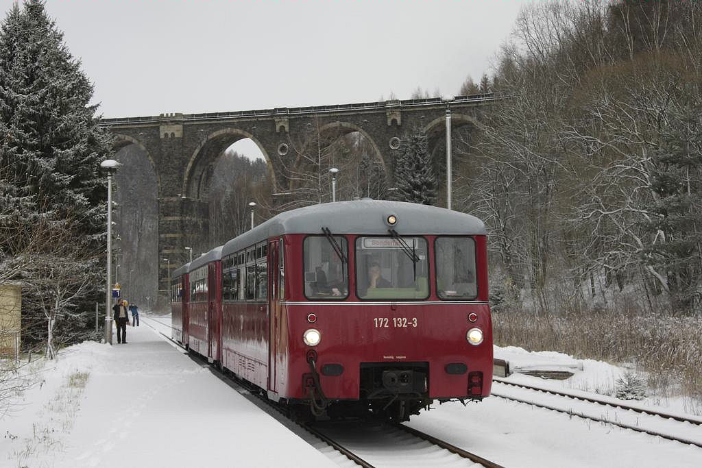 172132 steht für einen Fotohalt im Rahmen der Lichtlfahrt am 7.12.2013 fotogen
vor dem alten Eisenbahn Viadukt im Bahnhof Hetzdorf im Erzgebirge. Das alte Viadukt dient leider heute nicht mehr dem ursprünglichen Zweck. Heute ist es Teil eines Wanderweg.