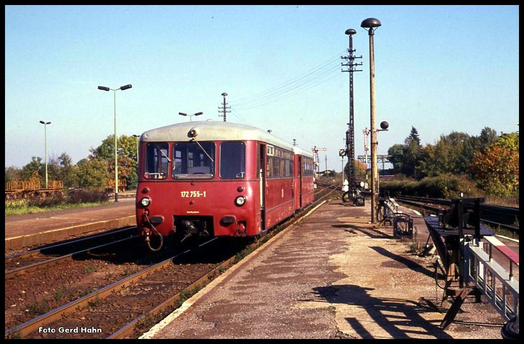 172755 am 3.10.1990 am Bahnsteig in Gotha.