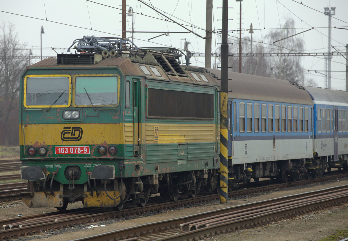 173 078-9 , noch in der alten Lackierung, abgestellt mit einer kurzen  Wagengarnitur in Nymburk. 25.01.2020 12:54 Uhr.