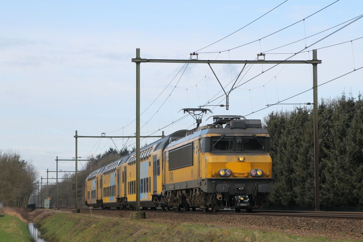 1748 und DD-AR 7335 mit Regionalzug 9635 Nijmegen-Deurne bei Deurne am 25-2-2015.