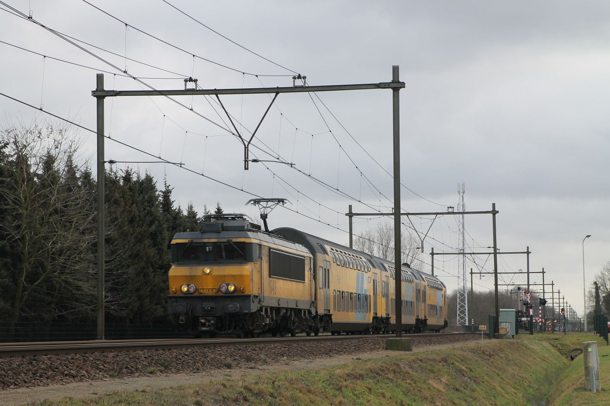 1749 und DD-AR 7376 mit Regionalzug 9636 Deurne-Nijmegen bei Deurne am 24-2-2015.
