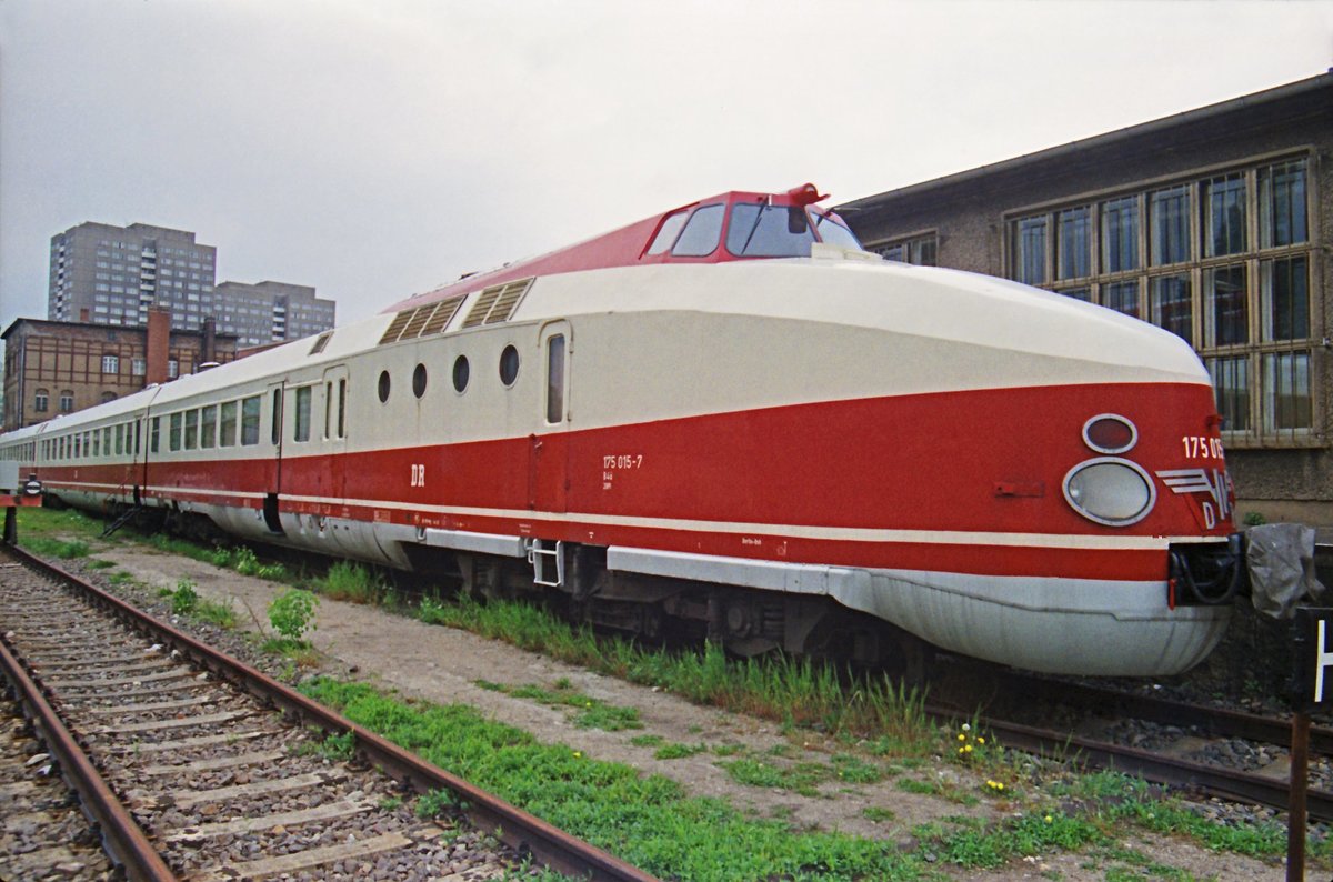 175 015-7 (VT 18.16.08) im Frühjahr 1994 im Wriezener Güterbahnhof in Berlin