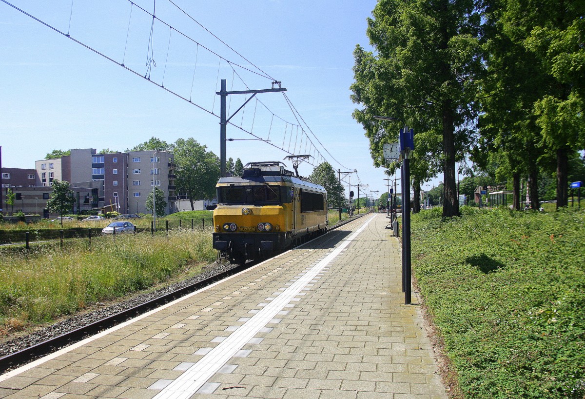 1753 der NS kommt als Lokzug aus Maastricht(NL) nach Sittard(NL) und fährt durch Geleen-Lutterade und fährt in Richtung Sittard(NL). Aufgenommen in Geleen-Lutterade(NL). 
Bei schönem Sommerwetter am Mittag vom 14.6.2015.